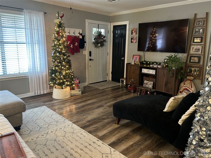 Property Photo:  204 Elm Avenue  OK 74434 