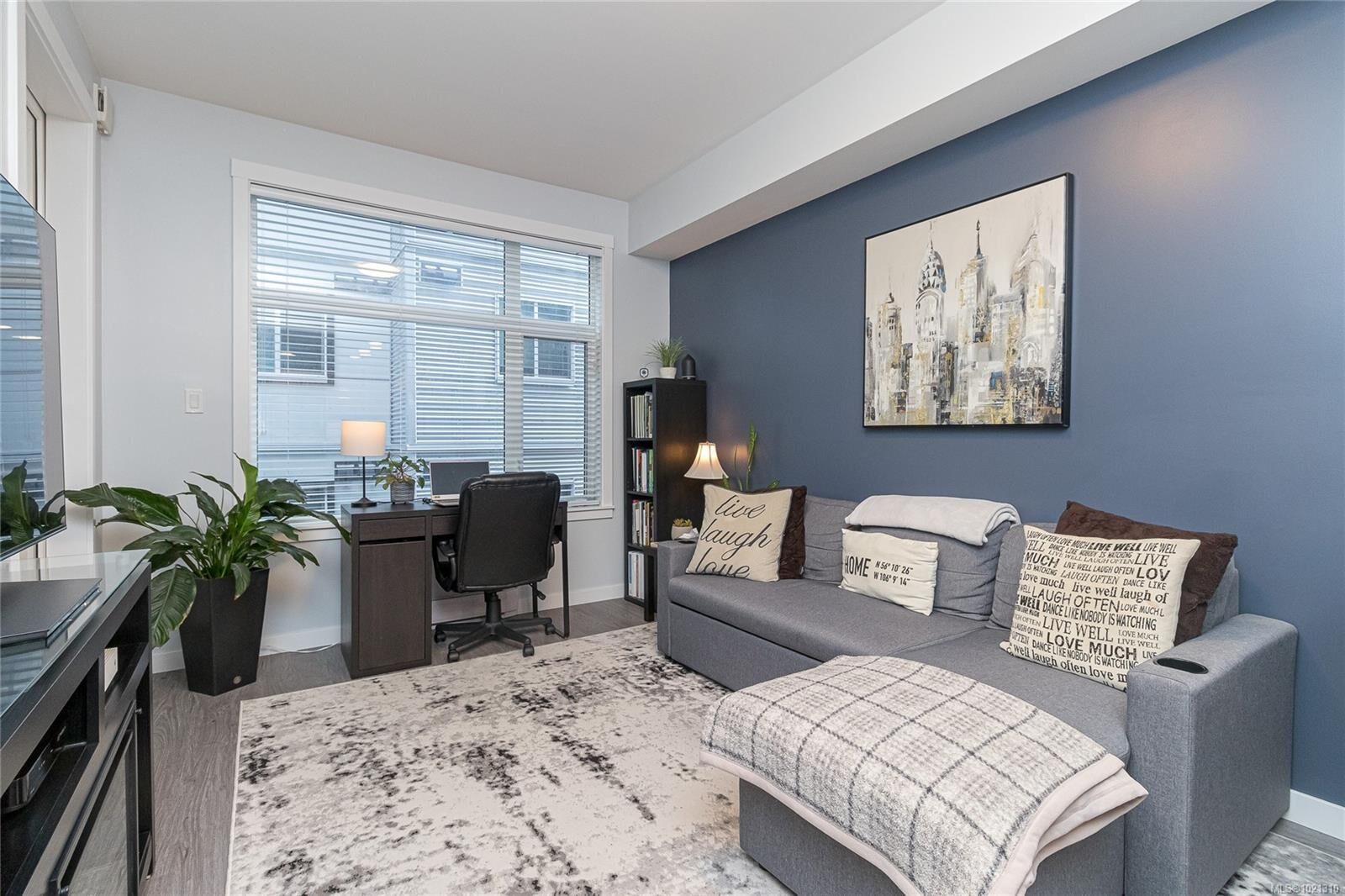 Property Photo:  868 Orono Ave 304  BC V8B 0X9 