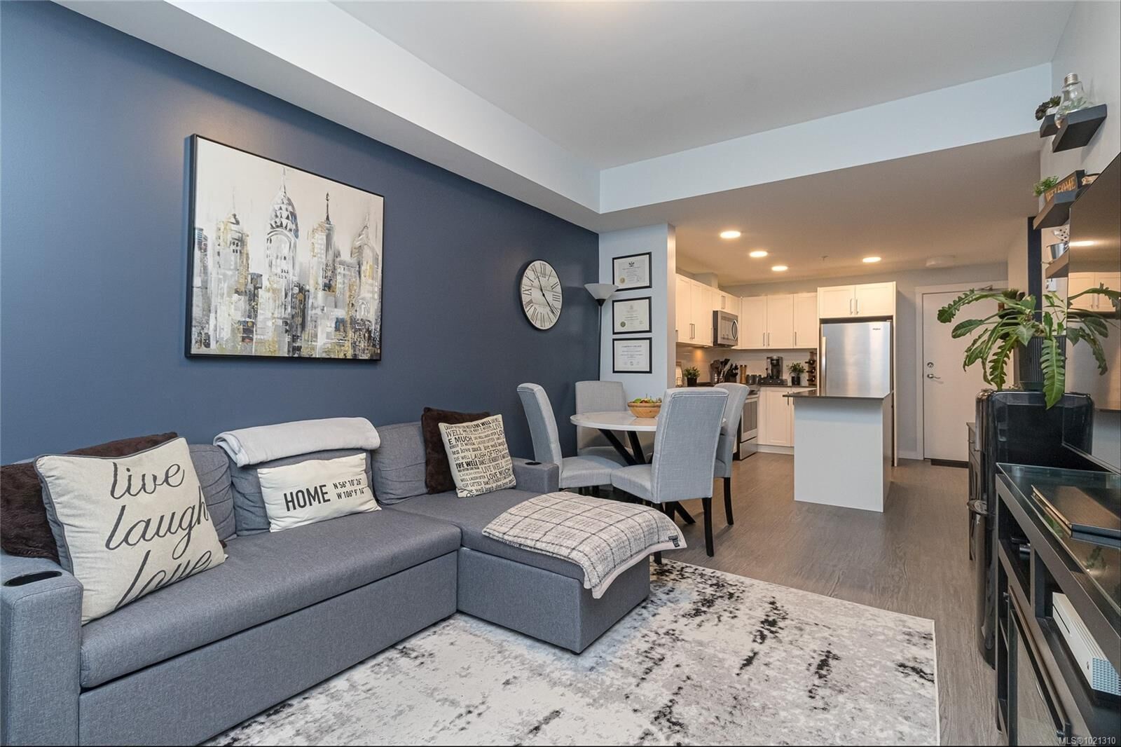 Property Photo:  868 Orono Ave 304  BC V8B 0X9 