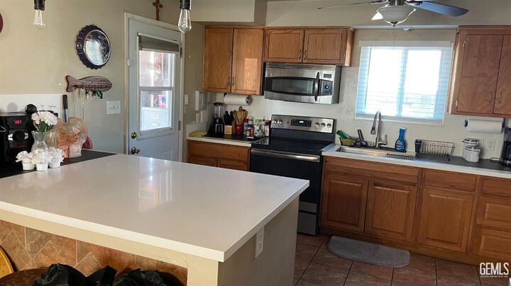 Property Photo: 2512 Blackstone Court CA 93304