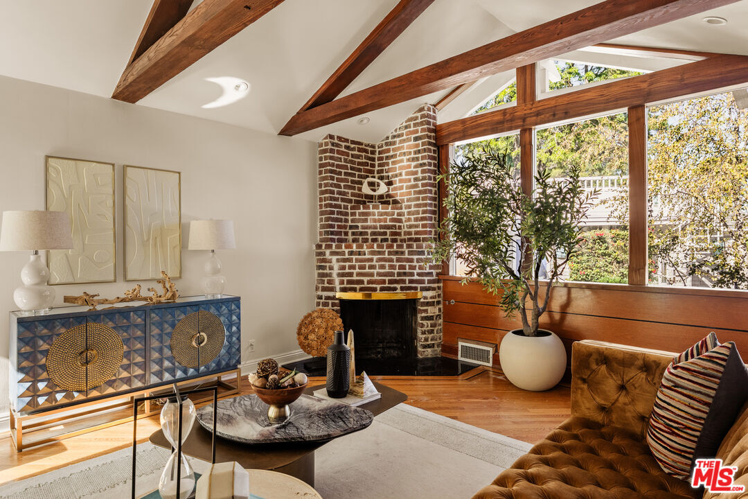 Property Photo:  8957 Appian Way  CA 90046 