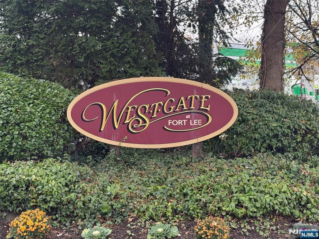 Property Photo:  247 Village Circle Drive  NJ 07024 