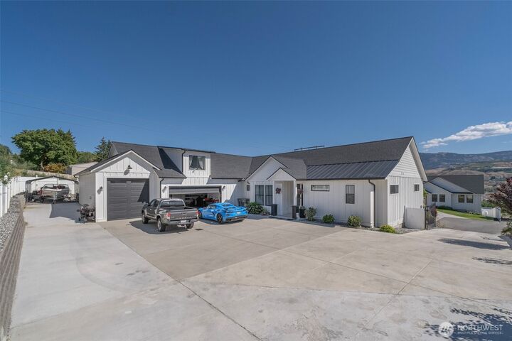 Property Photo: 865 S Mary WA 98802