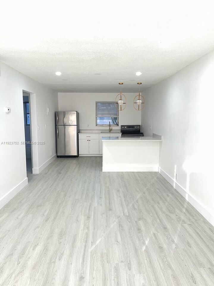 Property Photo: 2418 Polk St 103 FL 33020