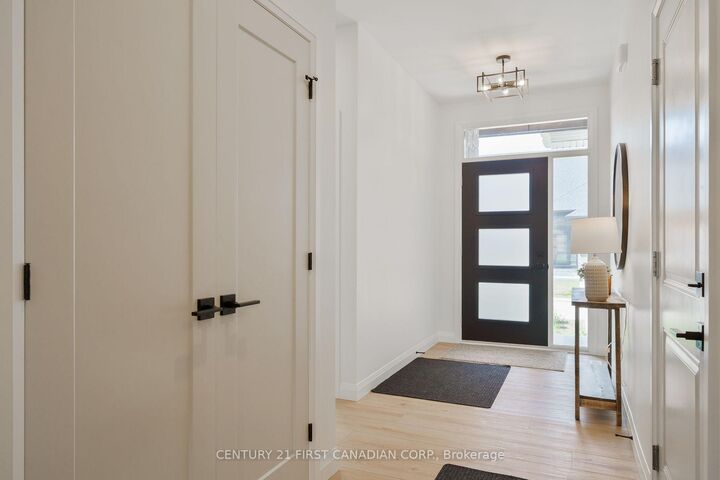 Photo de la propriété:  32 Postma Street 6  ON N0M 1A0 