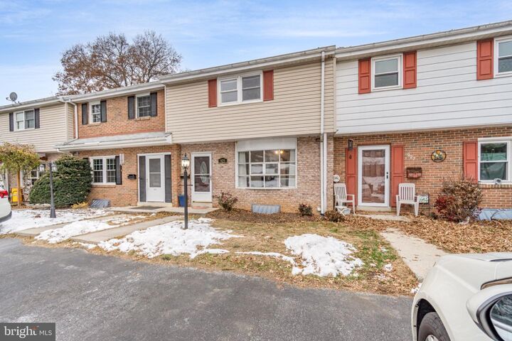 Property Photo: 925 E Oak Street PA 17078