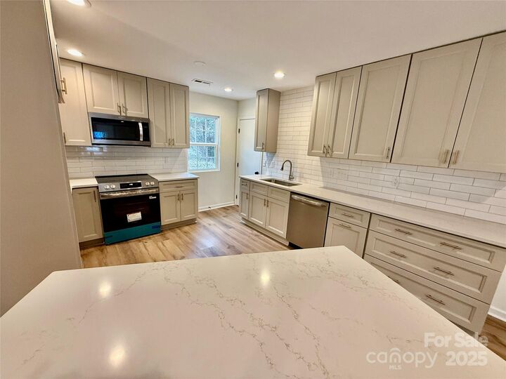 Property Photo: 7401 Sheffingdell Drive NC 28226