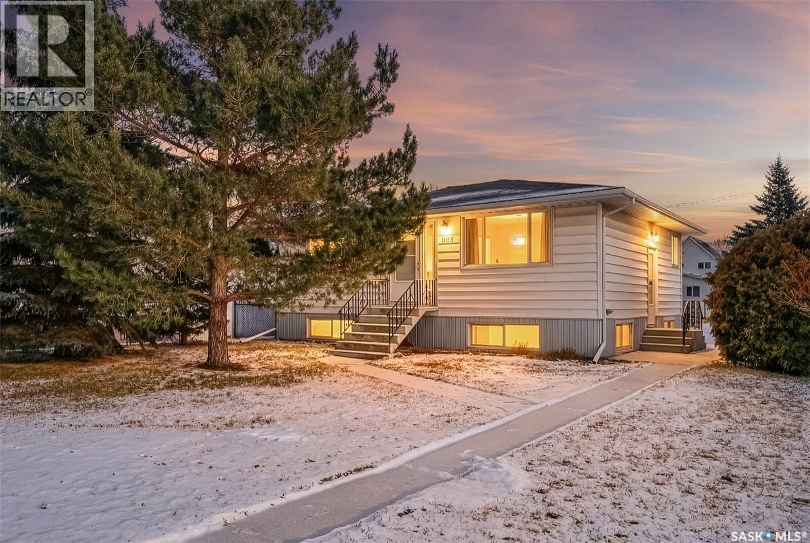 Property Photo:  1125 8th Avenue NW  SK S6H 4G4 