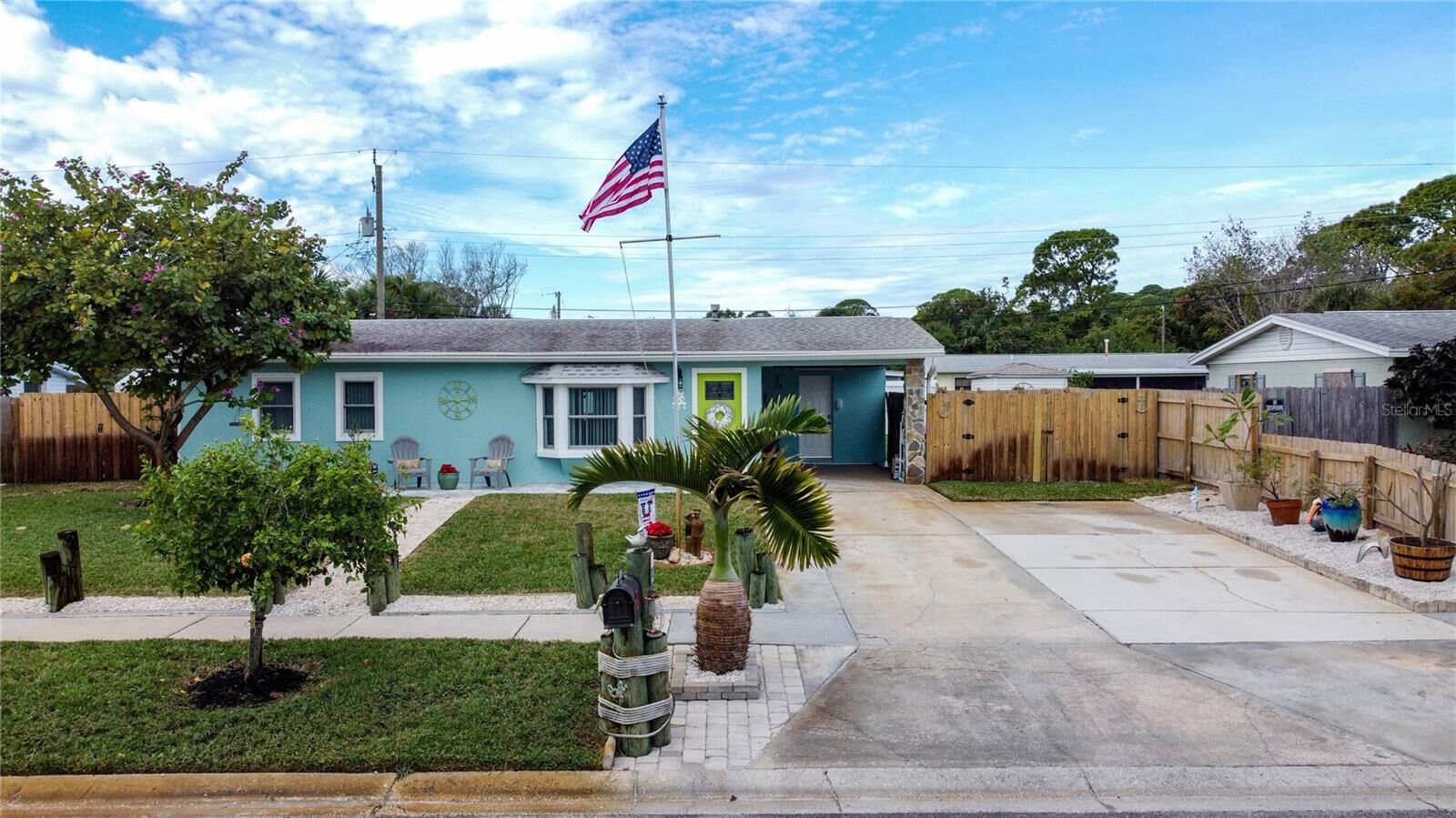 Property Photo: 414 Oakridge Avenue FL 32927