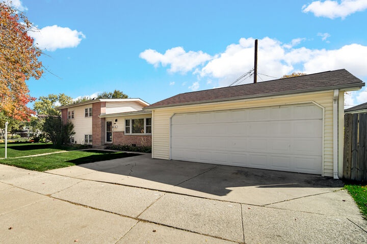 Property Photo: 420 Carey Court IL 60411
