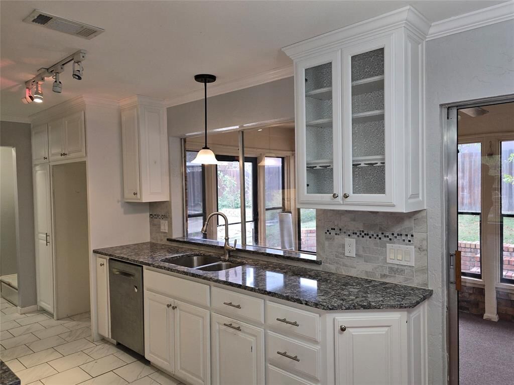 Property Photo:  2822 Oak Forest Drive  TX 76051 