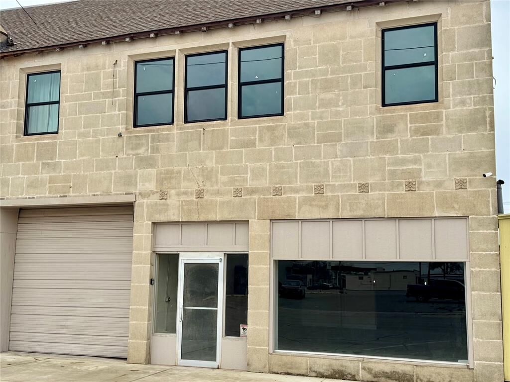 Property Photo: 611 W Chickasha Avenue OK 73018