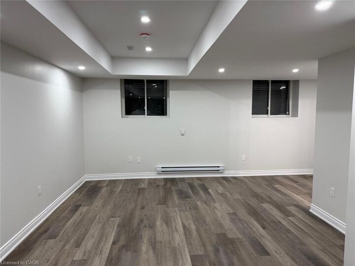 Photo de la propriété:  245 Broadacre Drive Basement  ON N2R 0S6 