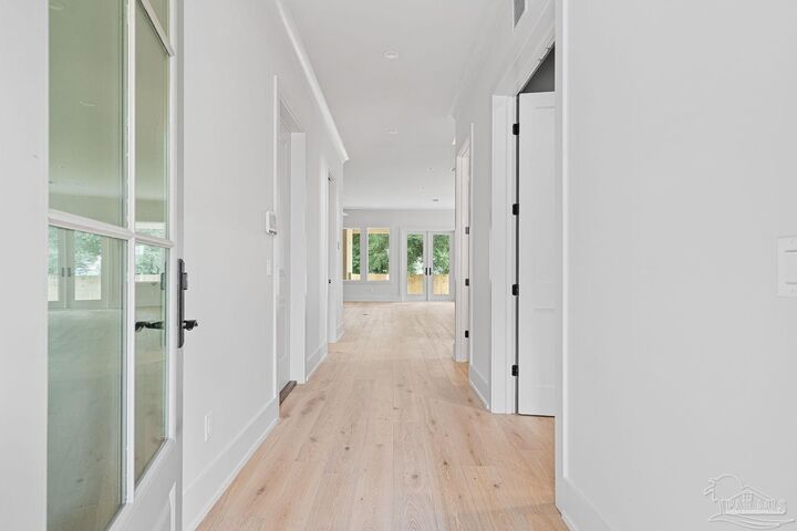 Property Photo:  1115 E La Rua St  FL 32501 