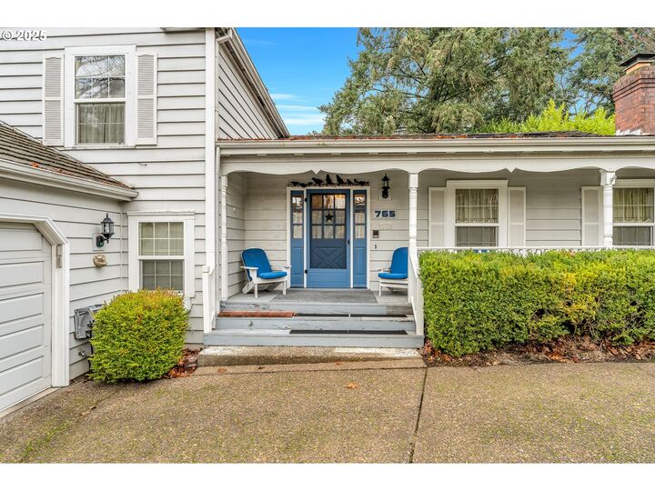 Property Photo: 765 Clara Ct OR 97034