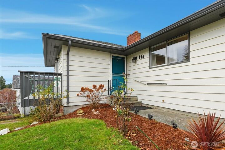 Property Photo:  818 SW 120th Street  WA 98146 