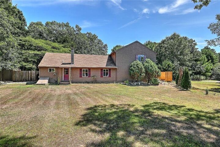 Property Photo:  10 Narrow Lane  RI 02813 