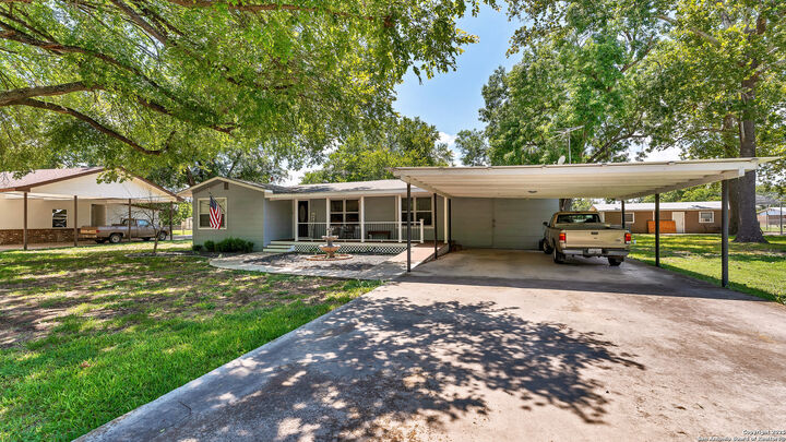 Property Photo: 404 Reiley TX 78155