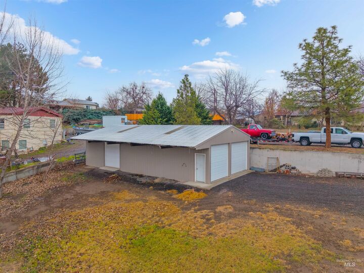 Property Photo:  1045 Post Lane  WA 99403 