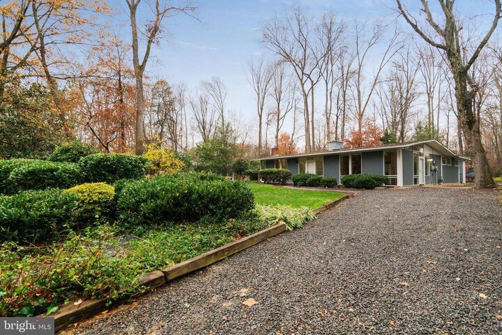 Property Photo: 2406 Brentwood Place VA 22306