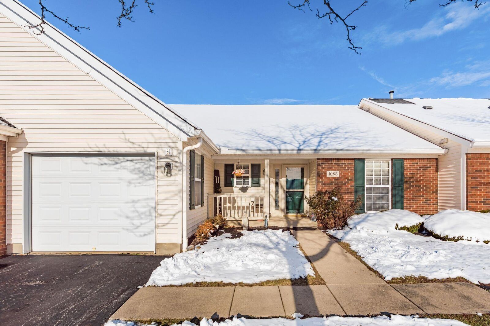 Property Photo: 1086 Oak Bay Drive OH 43119