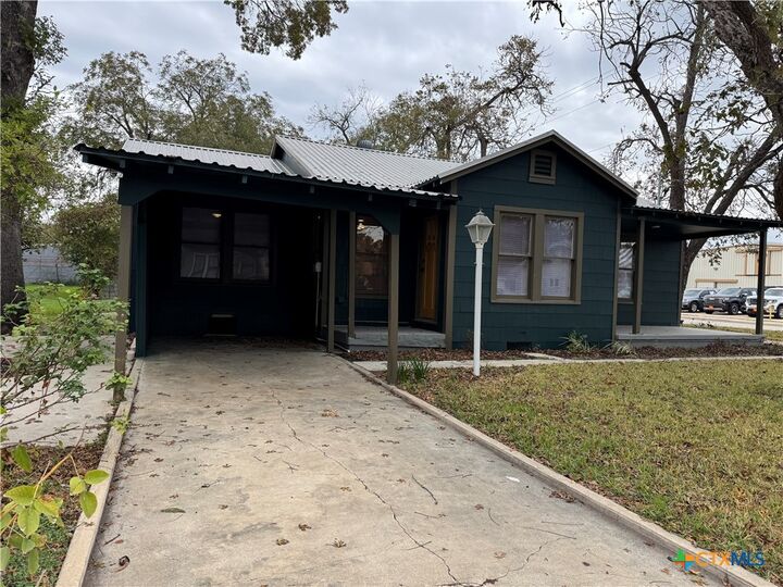 Property Photo:  530 E Weinert Street  TX 78155 