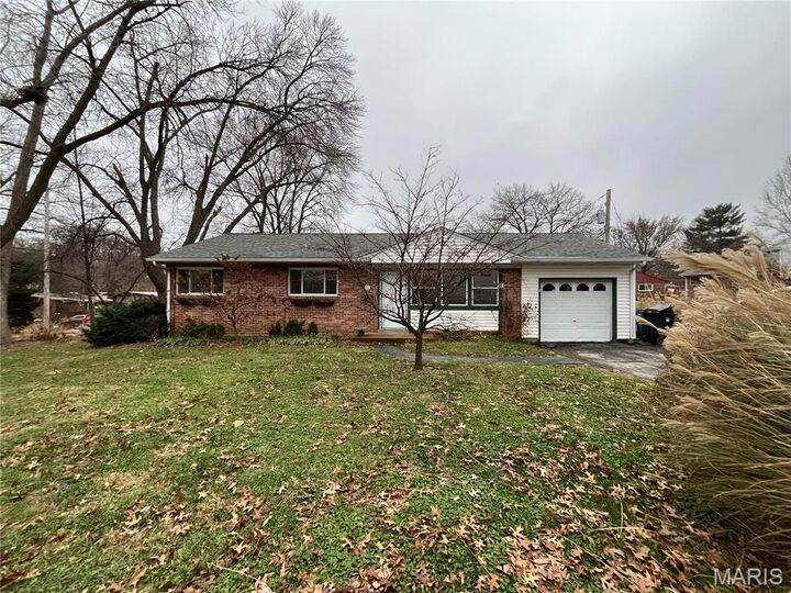 Property Photo: 464 Quan Avenue MO 63122