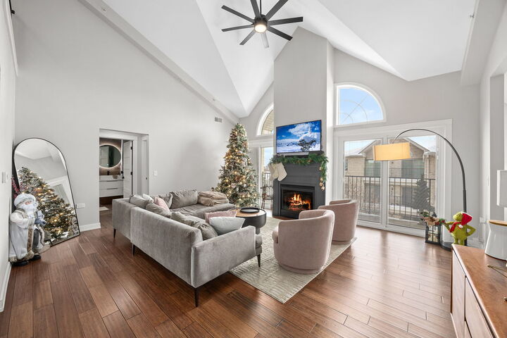 Property Photo: 11901 Windemere Court 404 IL 60467