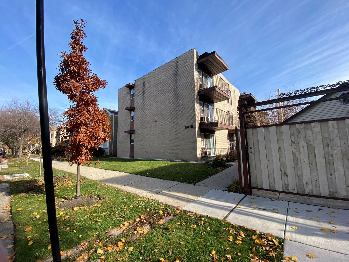 Property Photo: 5815 N Spaulding Avenue 2C IL 60659