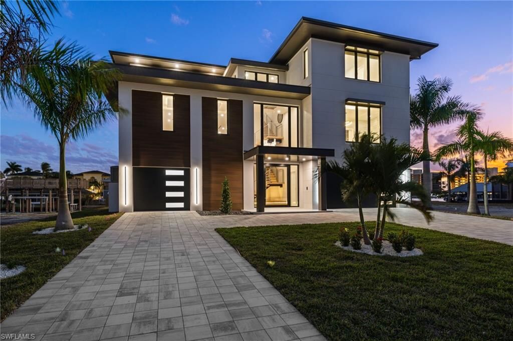 Property Photo:  256 Trade Winds Ave  FL 34108 