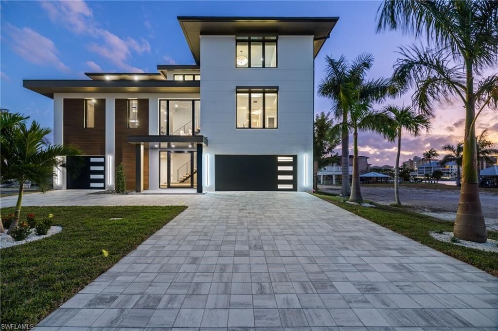 Property Photo:  256 Trade Winds Ave  FL 34108 