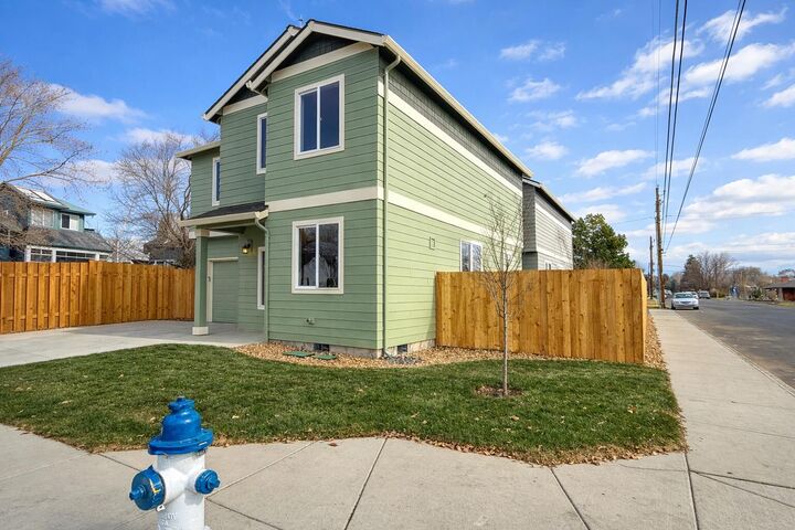 Property Photo:  624 NE Court Street  OR 97754 