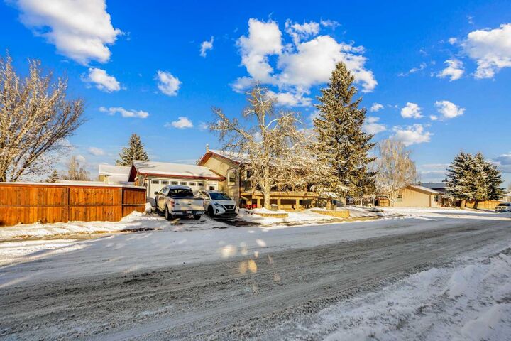 Property Photo: 911 6 Street SE AB T1V 1K3