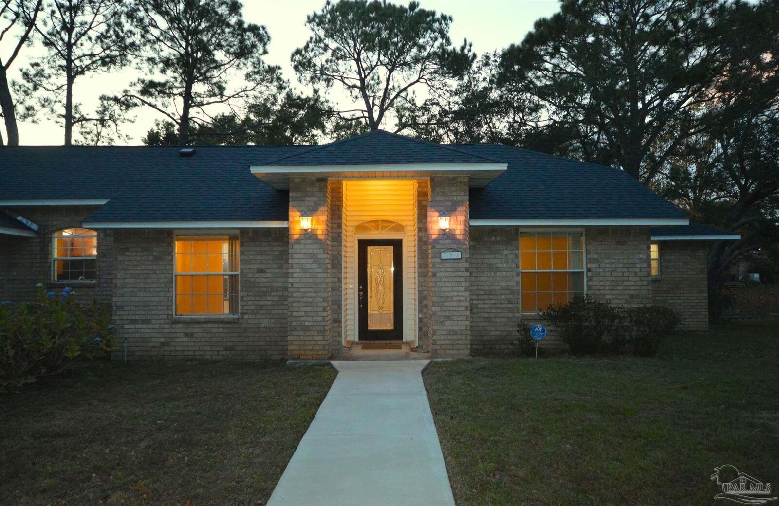 Property Photo: 521 Long Lake Dr FL 32506