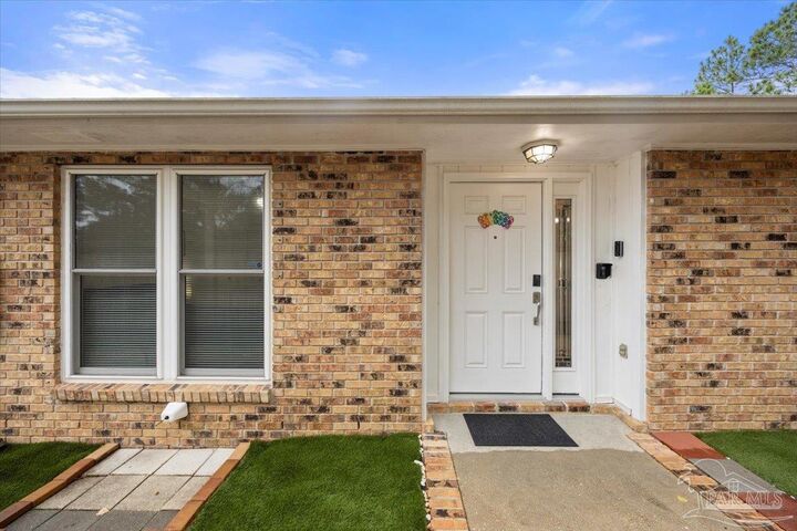 Property Photo: 7072 Lake Joanne Dr FL 32506