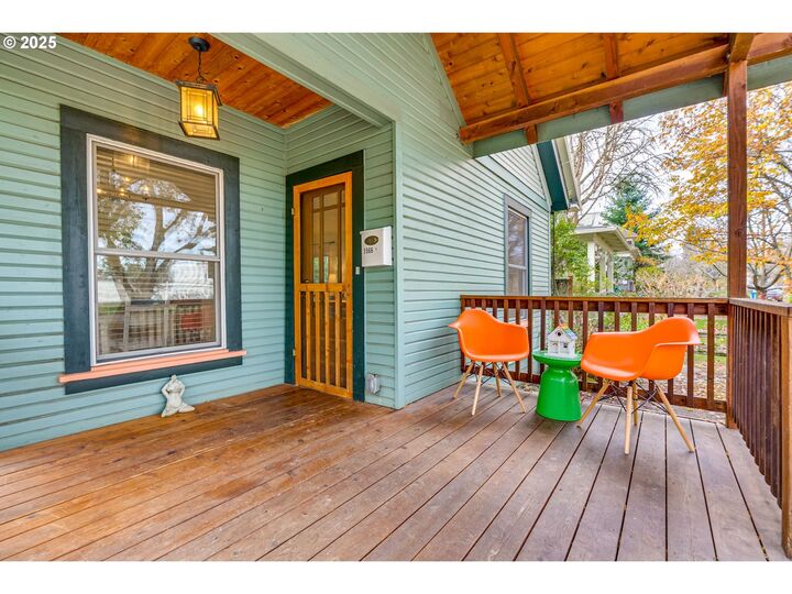 Property Photo: 1566 SE Sherrett St A OR 97202