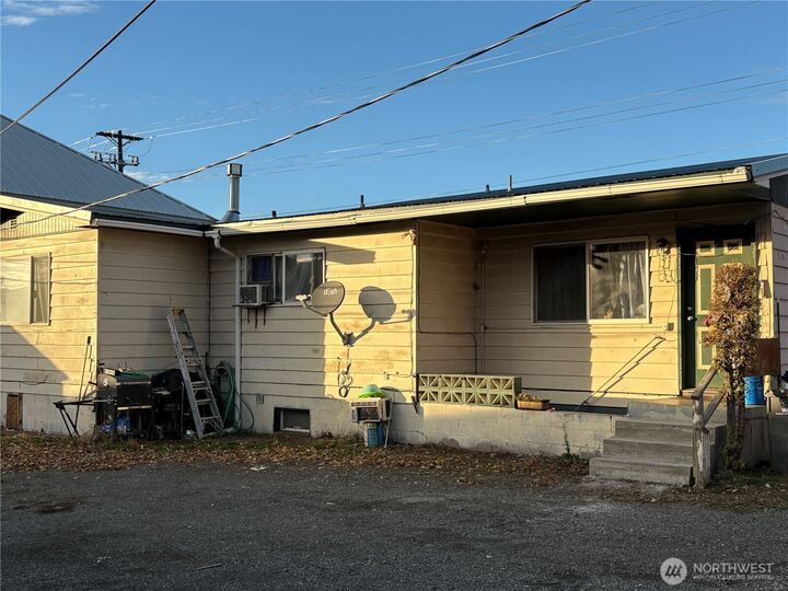 Property Photo:  304 W 6th  WA 98926 