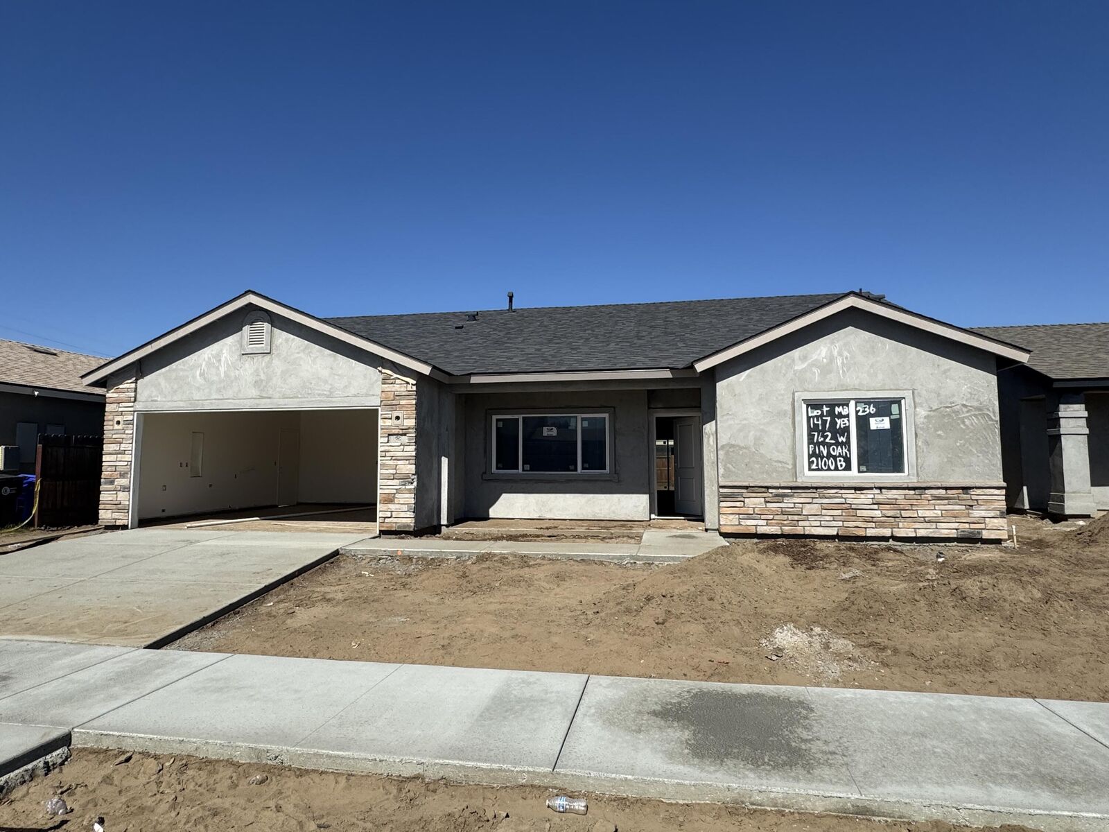 Property Photo:  762 W Pin Oak Avenue S  CA 93257 