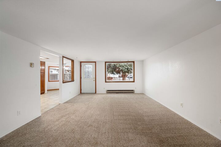 Property Photo: 1004 Warren Ct WA 99352