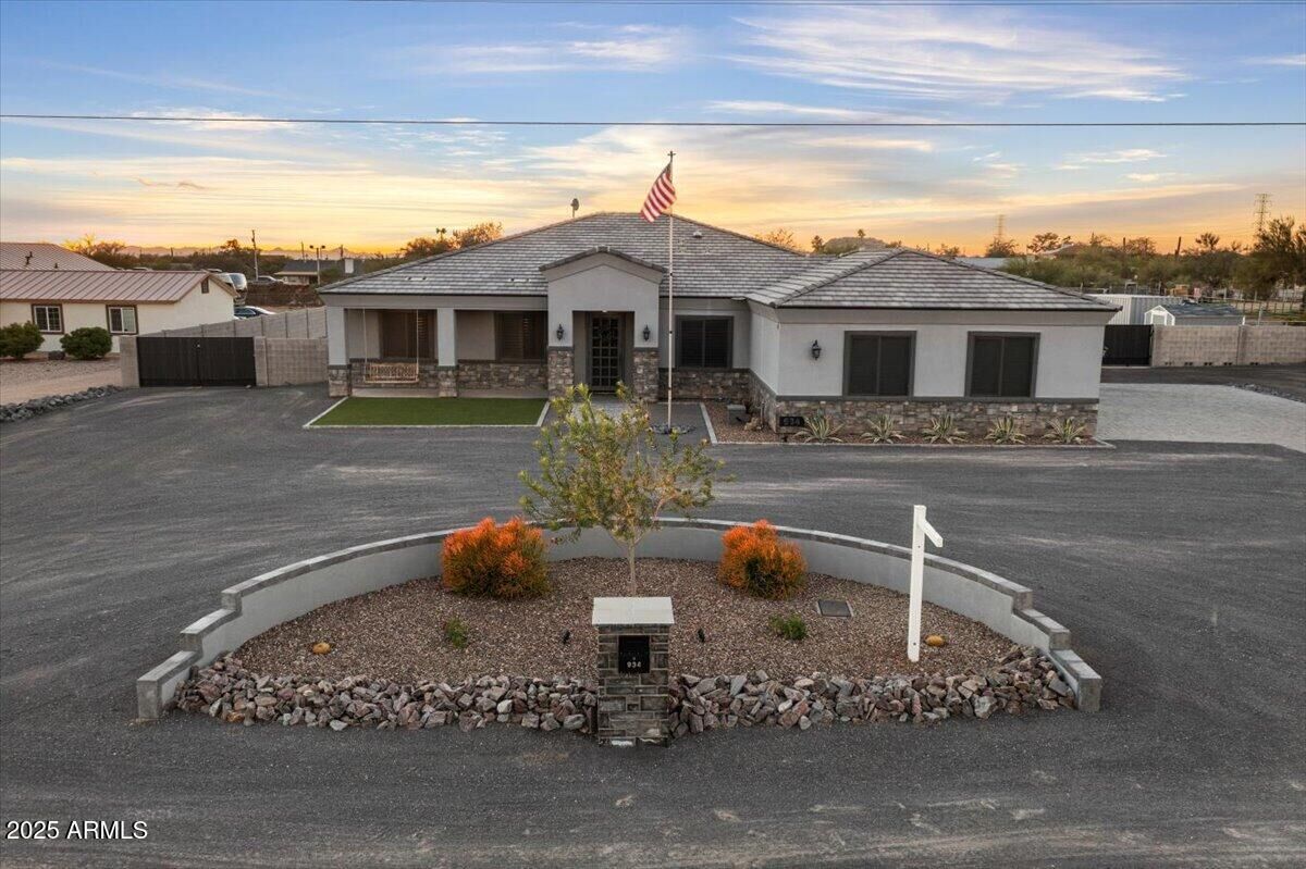Property Photo:  934 N 104th Street  AZ 85207 