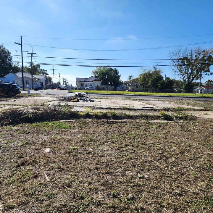 Property Photo: 7431 Main St LA 70360