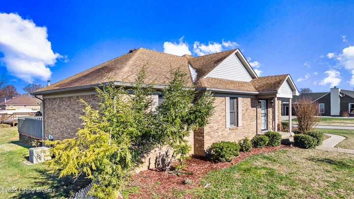 Property Photo:  4901 Hunters Point Cir  KY 40216 