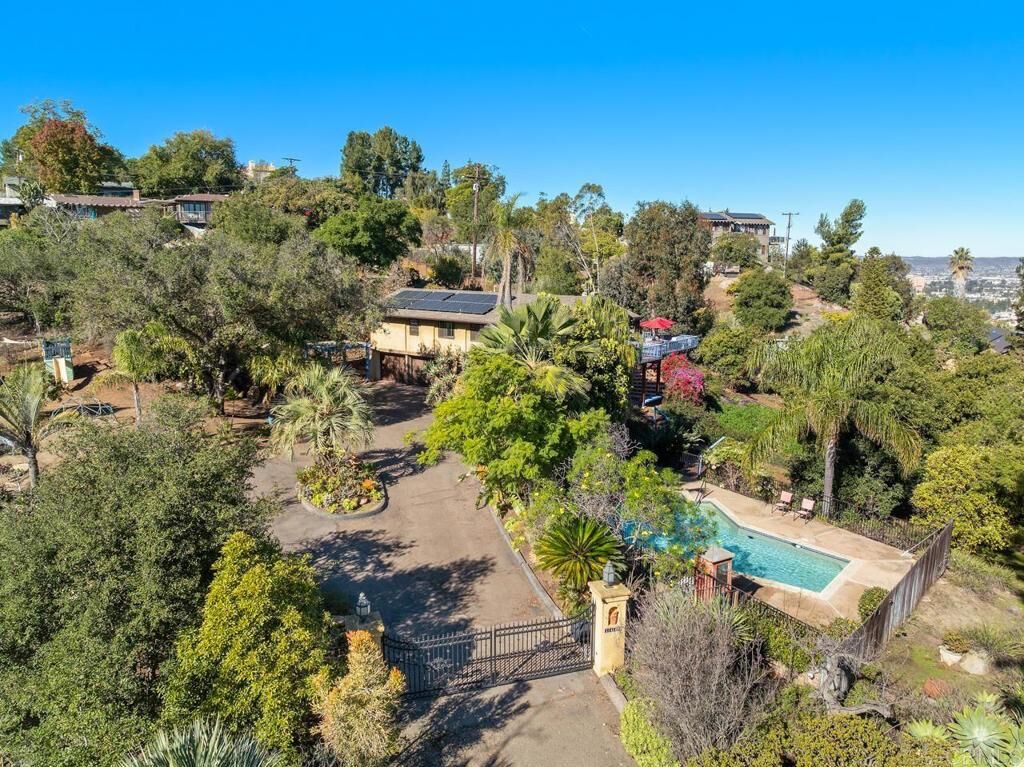 Property Photo: 1449 Bernita Way CA 92020