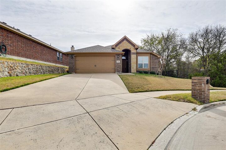 Property Photo: 10813 Valor Trail TX 76108