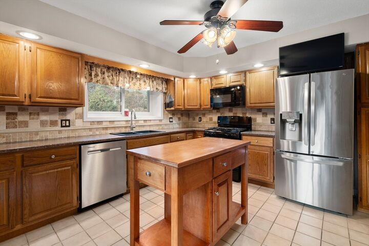 Property Photo:  7 Gentry Ln 7  MA 01569 