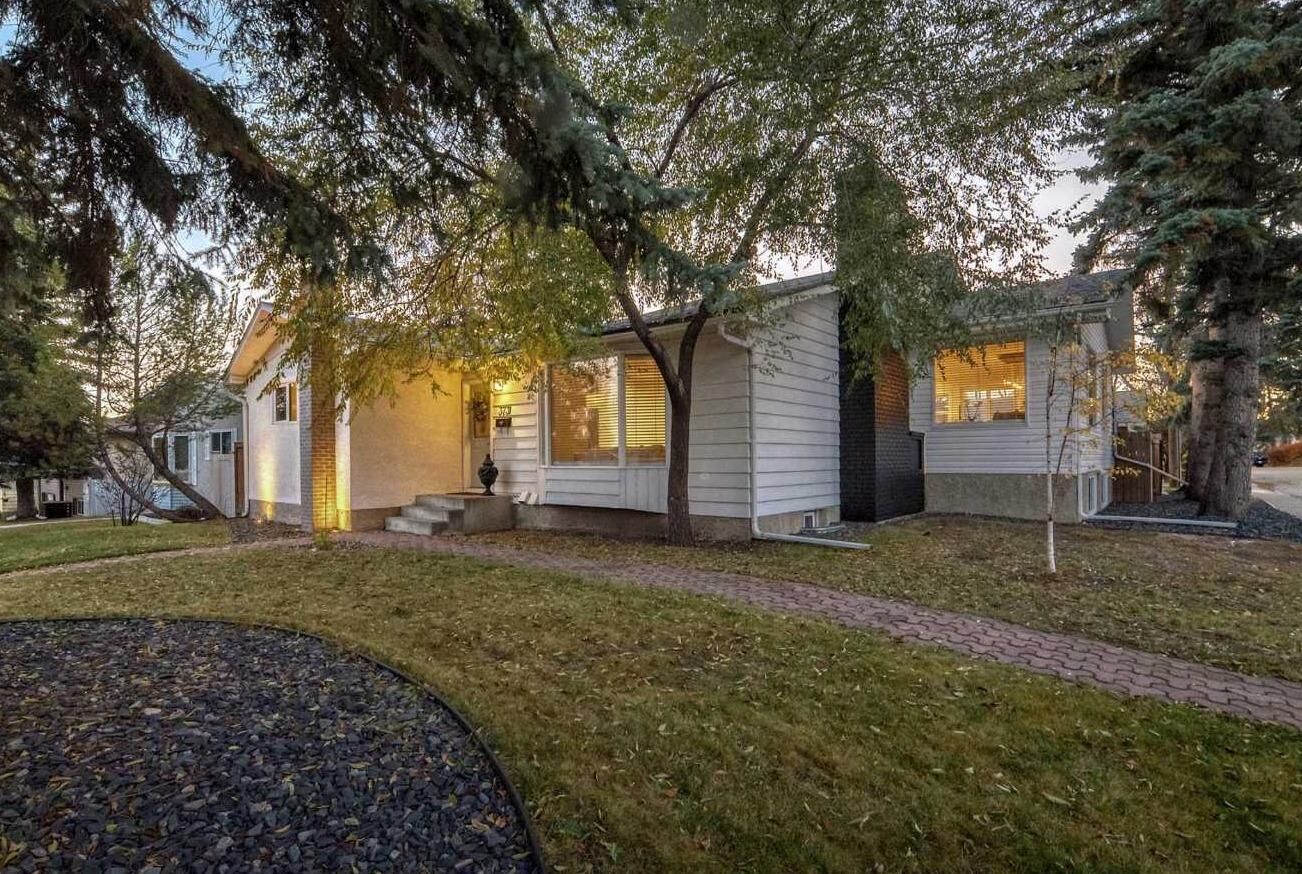 Property Photo:  3731 45 Street SW  AB T3E 3V5 