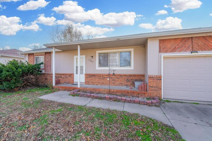 Property Photo:  1307 E Kemper St  KS 67216 