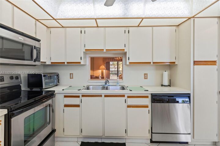 Property Photo: 190 SE 5th Ave 202 FL 33004