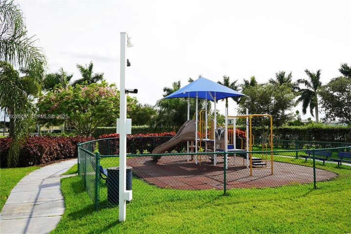 Property Photo: 3334 NE 3rd Dr FL 33033