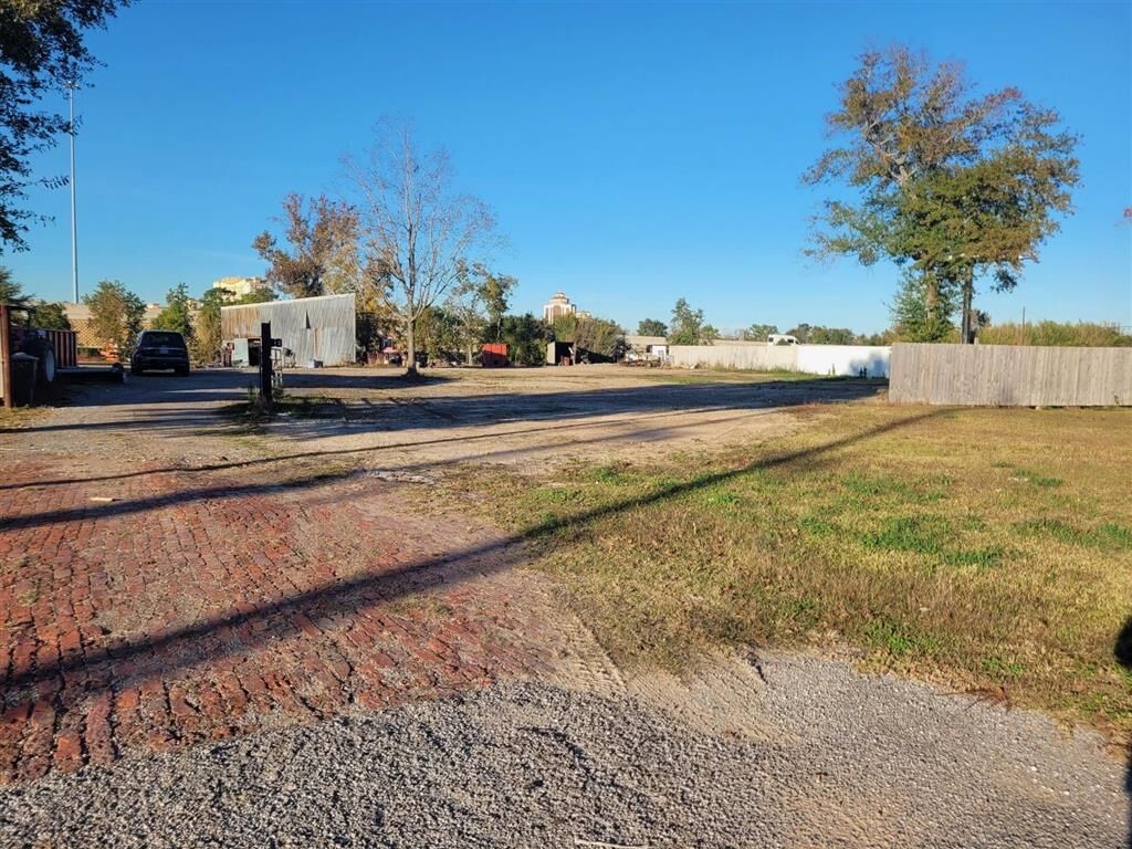 Property Photo: 2630 W Prien Lake Road W LA 70605